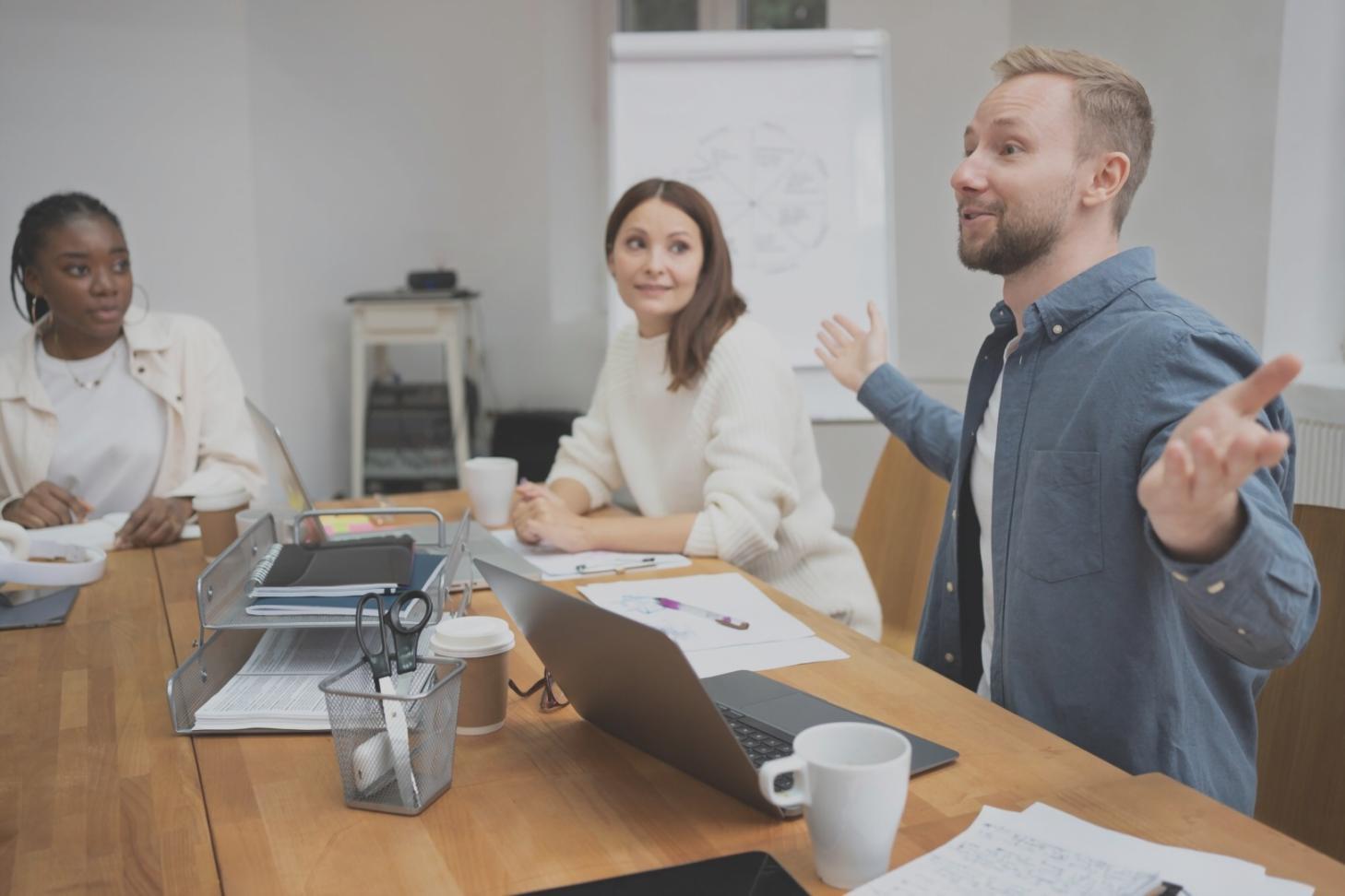 Espacio de trabajo moderno con múltiples dispositivos para el aprendizaje online